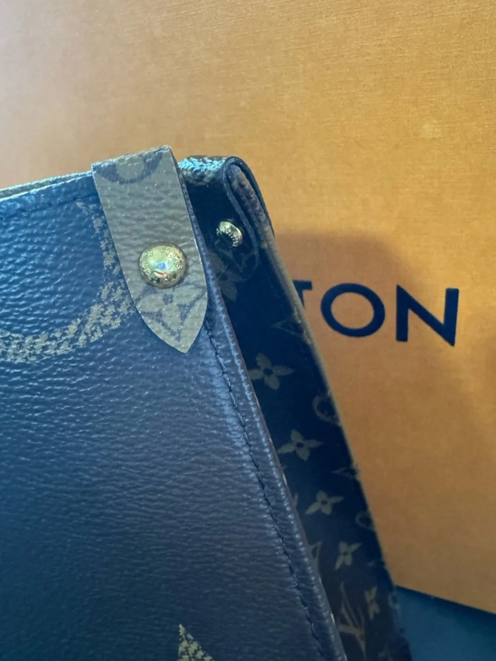 Louis Vuitton OnTheGo MM - Picture 12 of 16